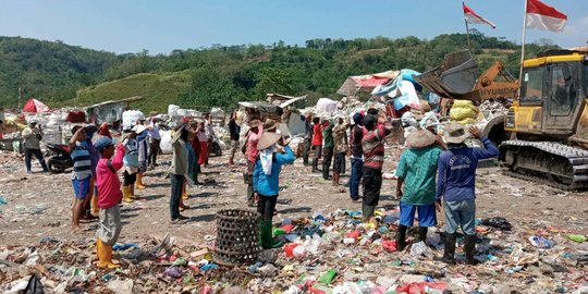 Puluhan Pemulung Kota Semarang Gelar Upacara HUT RI di Tengah Tumpukan Sampah