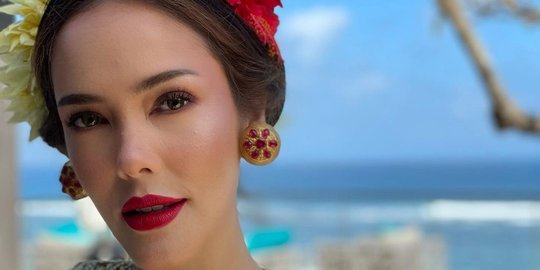 Potret Cathy Sharon Kenakan Pakaian Tradisional di HUT RI ke-76, Dipuji Rekan Artis