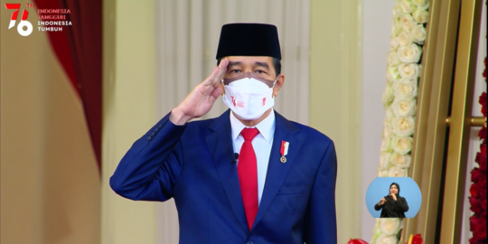 Jokowi Pimpin Upacara Penurunan Bendera Merah Putih di Istana