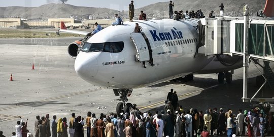 Kekacauan Bandara Internasional Kabul Saat Dipenuhi Warga Afghanistan