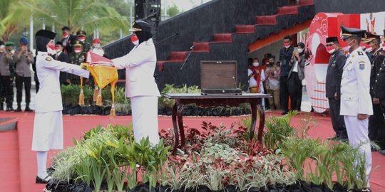 Hujan Gerimis, Penurunan Bendera Merah Putih di Makassar Berjalan Lancar