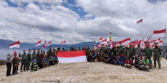 TNI Kibarkan Bendera Merah Putih di Puncak Kobrey Papua Barat