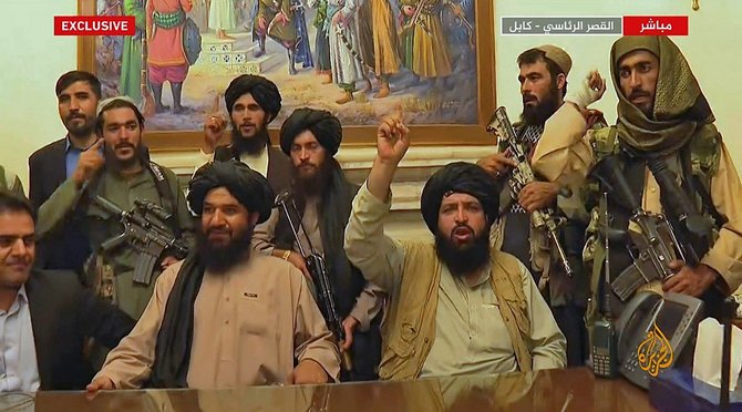 anggota taliban saat menduduki istana afghanistan