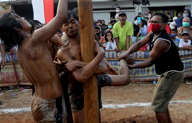 ekspresi warga saat panjat pinang