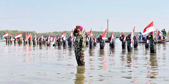 Bikin Haru, Begini Aksi Para Nelayan Ikut Upacara HUT RI ke-76 di Pantai Kedung Cowek