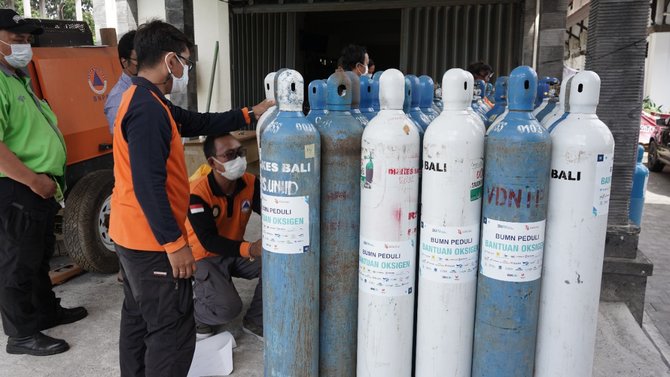 satgas bencana bumn provinsi bali serahkan bantuan 90 tabung oksigen