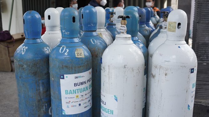 satgas bencana bumn provinsi bali serahkan bantuan 90 tabung oksigen