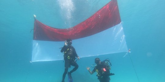 Pengibaran Bendera Merah Putih Di Dasar Laut Perbatasan Nkri 5866