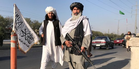 Kuasai Afghanistan, Militan Taliban Bertukar Senjata AK-47 dengan Senapan Buatan AS