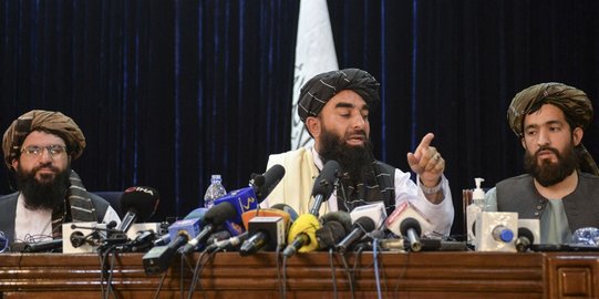 Sosok Jubir Taliban Zabihullah Mujahid di Konpers Pertamanya