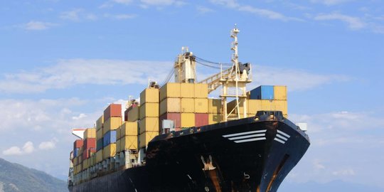 bps catat neraca perdagangan surplus usd2,59 miliar di juli 2021