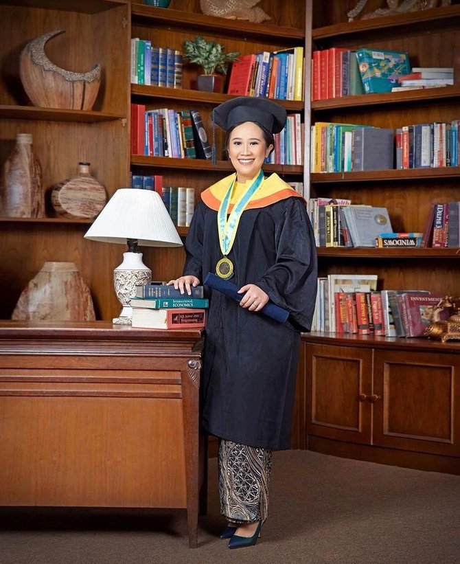 anak tukul arwana wisuda