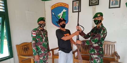 Seorang Warga di Kalbar Serahkan Senjata Api Rakitan ke TNI