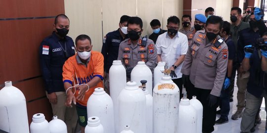 Seorang Warga di Surabaya Modifikasi APAR Jadi Tabung Oksigen Medis