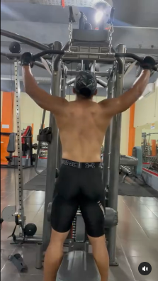 serda aprilio manganang fitnes sambil telanjang dada