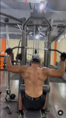 serda aprilio manganang fitnes sambil telanjang dada