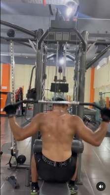 serda aprilio manganang fitnes sambil telanjang dada