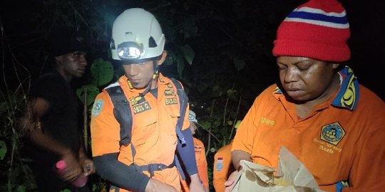 Pengibar Bendera Merah Putih di Gunung Cykloop Dievakuasi