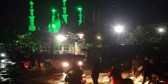 BPBD Padang Evakuasi 300 warga Akibat Banjir - Vimarsana News