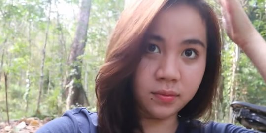 Gadis-gadis Dayak Cantik dan Memesona Bermain di Hutan Bercanda Ria