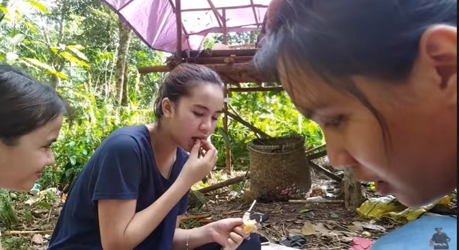 gadis gadis dayak cantik dan memesona bermain di hutan bercanda ria