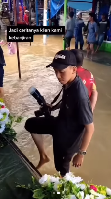pelaminan kebanjiran pengantin ini sekalian foto di genangan air sampai tiduran