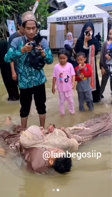 pelaminan kebanjiran pengantin ini sekalian foto di genangan air sampai tiduran