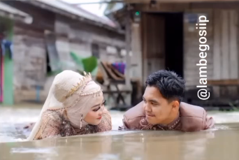 pelaminan kebanjiran pengantin ini sekalian foto di genangan air sampai tiduran