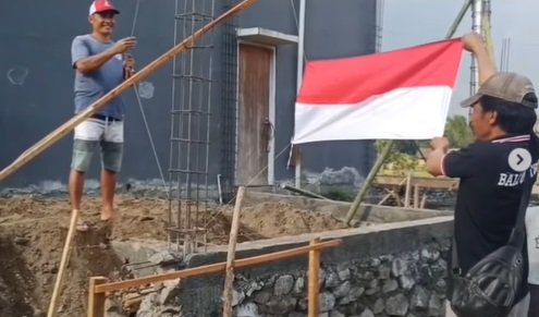 bikin salut pengibaran bendera merah putih dengan pasukan seadaanya kuli bangunan