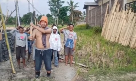 bikin salut pengibaran bendera merah putih dengan pasukan seadaanya kuli bangunan