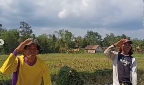 bikin salut pengibaran bendera merah putih dengan pasukan seadaanya kuli bangunan