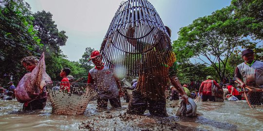 Keseruan Tradisi Grobyak Ikan Kediri, Jalin Kebersamaan di Bulan Muharam