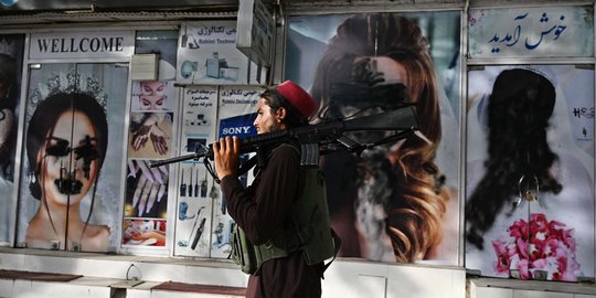 Salon Kecantikan di Kabul Tutupi Poster Wajah Perempuan Setelah Taliban Berkuasa