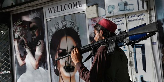 Taliban Berkuasa, Poster Perempuan di Salon Kecantikan Dirusak