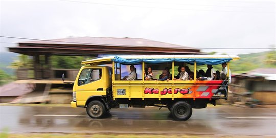 Bus Kayu, Angkutan Unik Modifikasi Truk Andalan Warga Ende