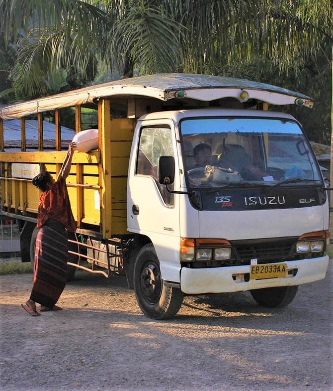 Bus Kayu Angkutan Unik Modifikasi Truk  Andalan Warga Ende