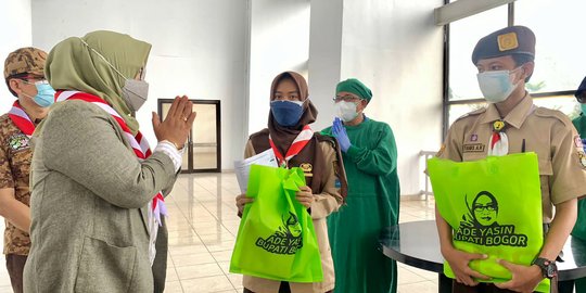 Penerima Vaksin Dosis Ke-1 Juta di Bogor Dapat Hadiah dari Bupati