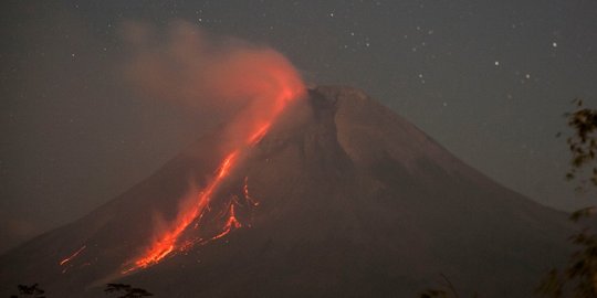 Awan Panas Guguran Gunung Merapi Meluncur Sejauh Dua Kilometer