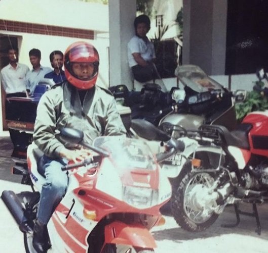 potret mantan wakapolri naik motor mirip kstaria baja hitam