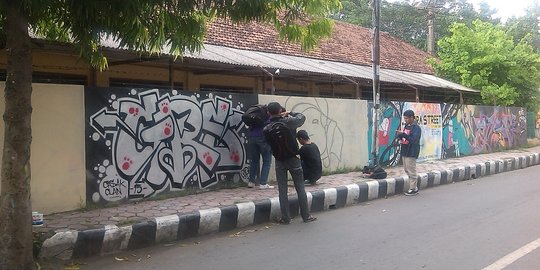 Ramai Mural Kritik dan Baliho Politisi, Pakar Unair Sebut Keduanya Punya Tujuan Sama