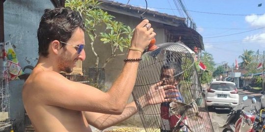 Viral Aksi WNA Beli Burung Setiap Hari Untuk Dilepaskan ke Alam Bebas, Tuai Pujian