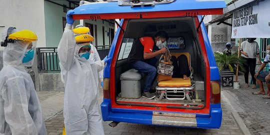 Kisah Karmini, Ibu Rumah Tangga yang Jadi Sopir Mobil Ambulans COVID-19