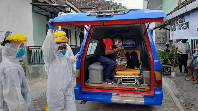 kisah karmini ibu rumah tangga supir ambulans covid 19