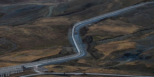 Tembok Pembatas Turki Halangi Pelarian Warga Afghanistan