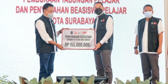 Pembukaan Tabungan Pelajar, OJK Serahkan Beasiswa bagi Pelajar di Surabaya