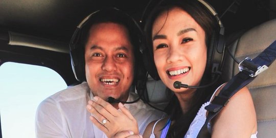 5 Potret Melanie Putria Dilamar Kekasih di Helikopter, Romantis Banget