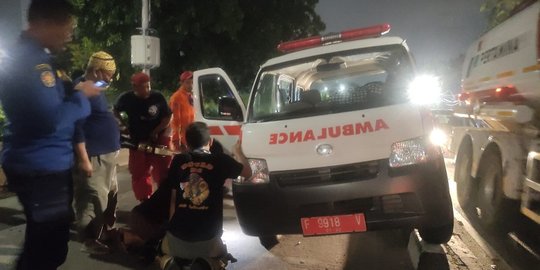 Penerang Jalan Minim, Ambulans Sedang Bawa Jenazah Nyangkut di Trotoar Pulogadung