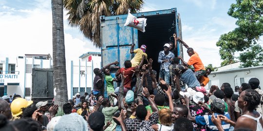 Korban Gempa Haiti Rebutan Bantuan Bahan Pangan