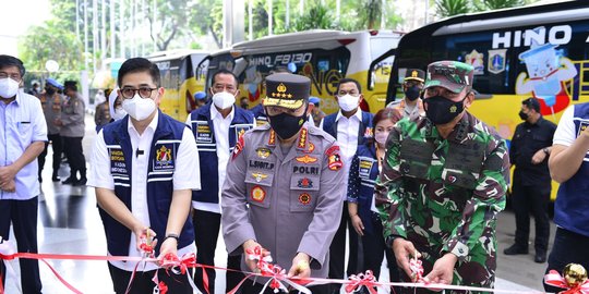 Kapolri Lepas 34 Bus Vaksinasi Keliling untuk Warga