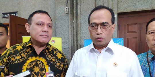 Menhub Budi Tinjau Layanan Isoter Terapung KM Bukit Raya di Pelabuhan Belawan - Vimarsana News